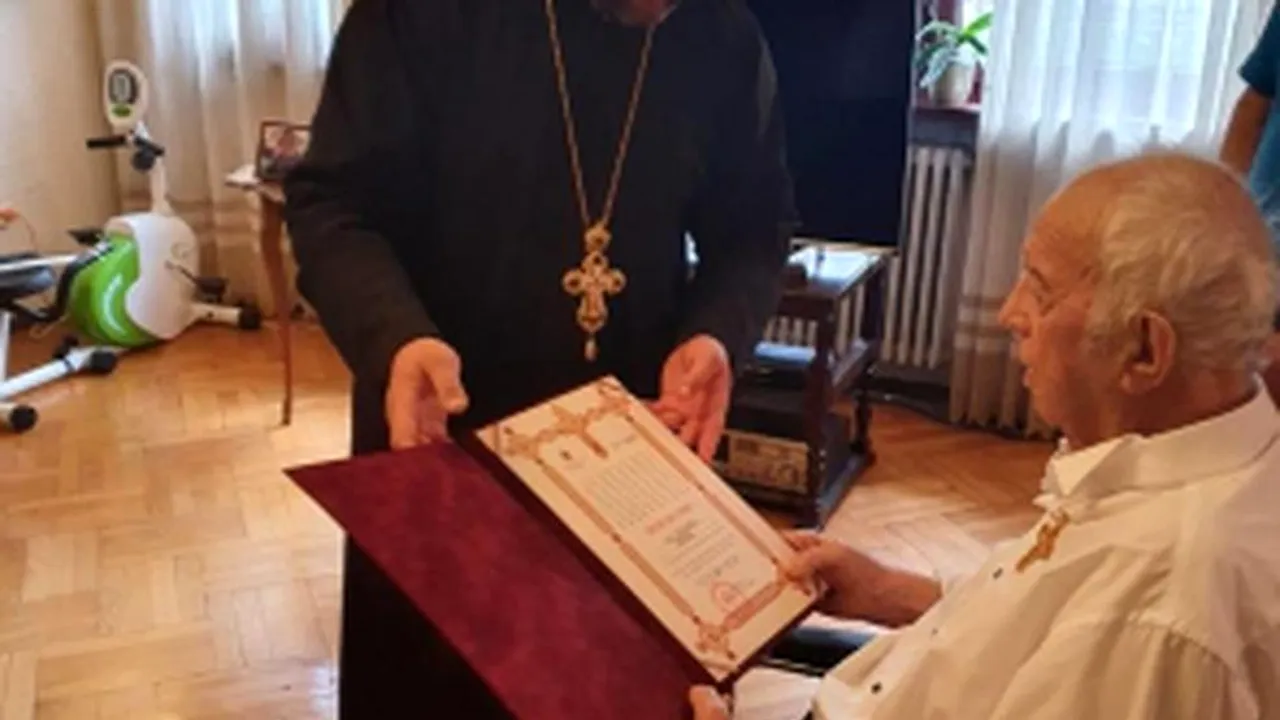 Ultima imagine cu Alexandru Arșinel în viață. Actorul se afla într-un scaun cu rotile, când a fost decorat de Arhiepiscopia Sucevei și Rădăuților