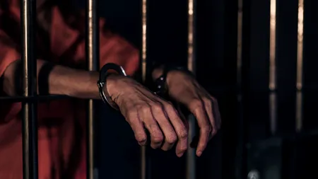 Roberto, dintr-o familie înstărită din Suceava, distrus de ANTURAJ. A studiat arhitectura în Italia, dar a sfârșit la pușcărie pentru jaf armat