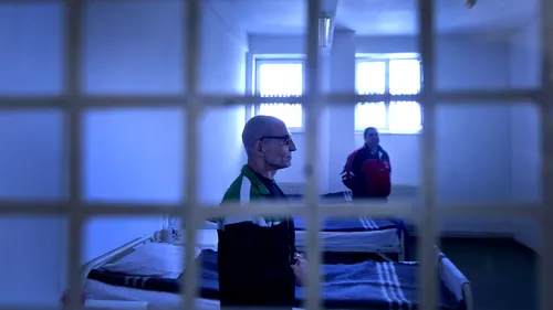 Deținuți taxați cu sume între 200 și 1.000 de euro de un gardian șef din Penitenciarul Bacău
