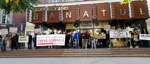 GREVĂ pe acorduri muzicale, în fața Filarmonicii Banatul din Timișoara: Dicteu, dictat sau DICTATURĂ!

