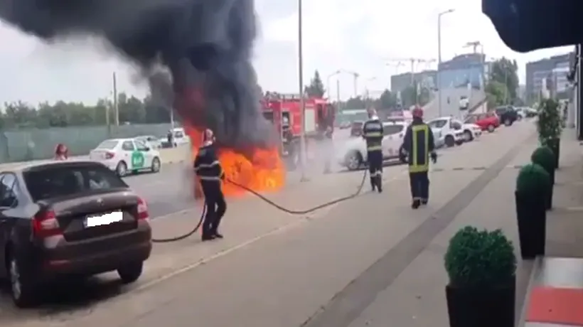 O mașină a luat foc în zona Pipera, chiar lângă sediul Direcției de Permise Auto și Înmatriculare a Vehiculelor (FOTO)