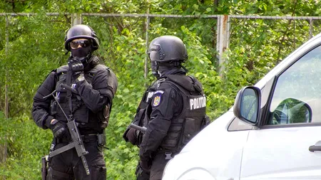 VIDEO | Membrii unui grup infracțional, care se dădeau polițiști și ar fi tâlhărit mai mulți oameni în propriile case, au fost duși la audieri, în urma unor ample percheziții. În ce județe operau