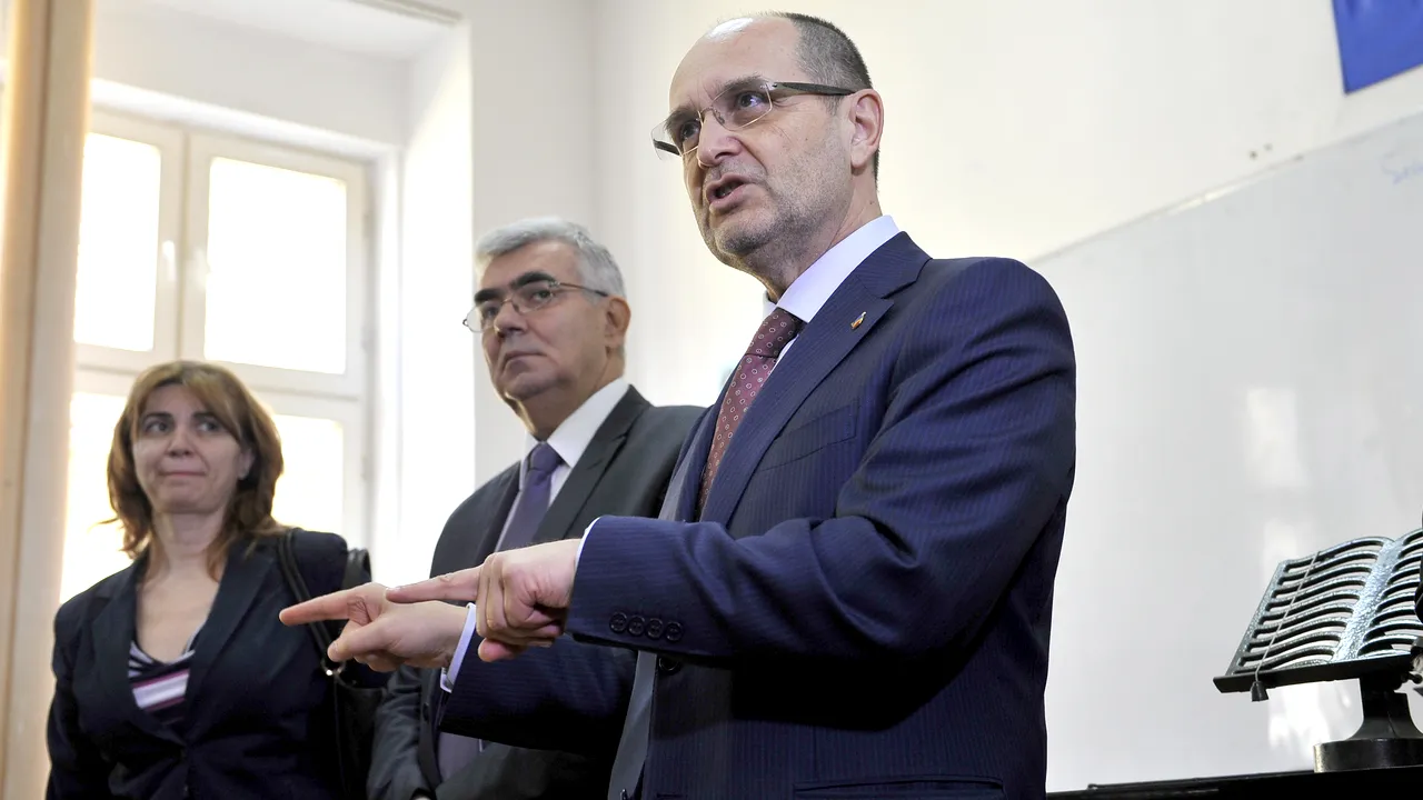 Ministrul Curaj NU lasă universitățile să retragă titlurile de doctor. „Am ales ca, pentru moment, să amânăm acordarea acestui drept