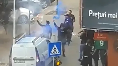 Incidente înainte de meci: Suporterii Craiovei au spart geamul unei mașini și au aruncat cu petarde pe drum - VIDEO