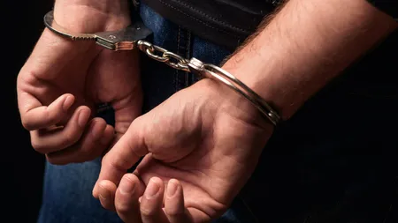 Bărbatul care și-a sechestrat fosta iubită a încercat să se sinucidă. Polițiștii au intervenit, iar tânărul a fost transportat la spital