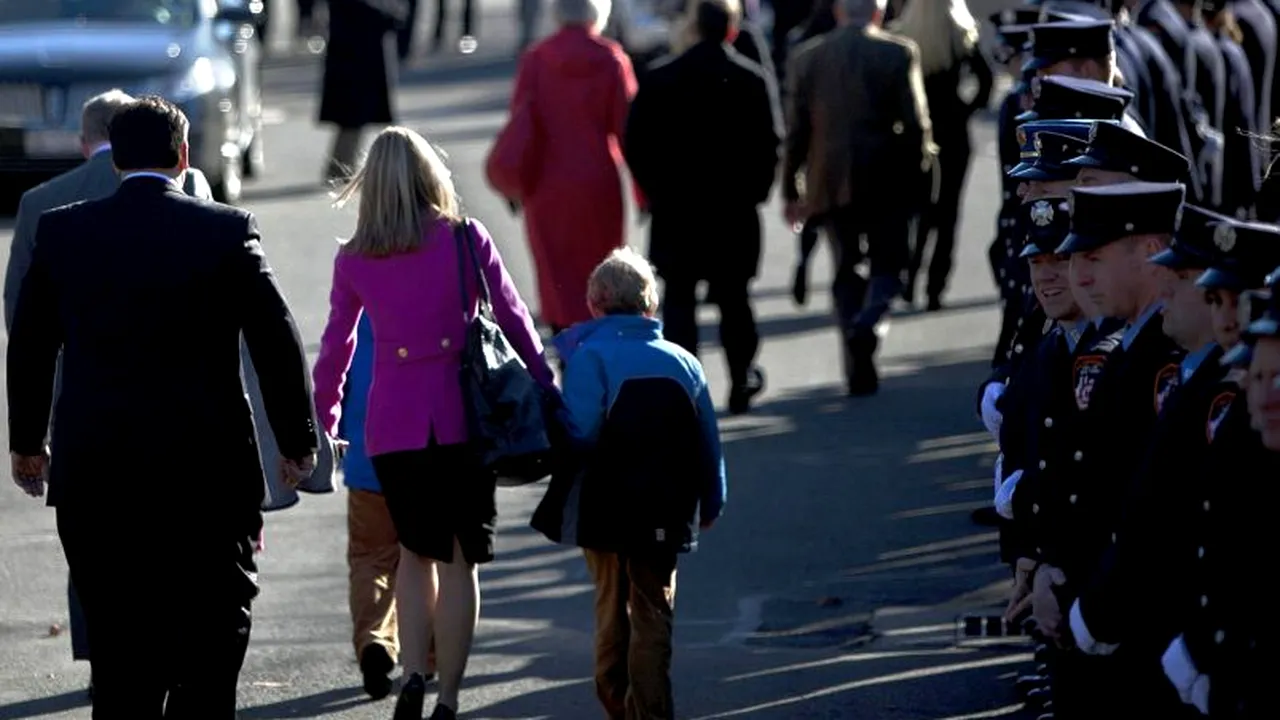 Ghiozdanul antiglonț cu Mica Sirenă, la mare căutare după masacrul din Newtown