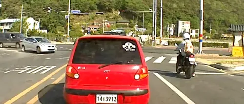 VIDEO: Ce pătește un motociclist care aștepta la semafor