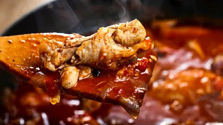 Nu e glumă. „OSTROPELUL de pui” tradus în engleză la o autoservire din Eforie Nord a stârnit hohote de râs printre turiști