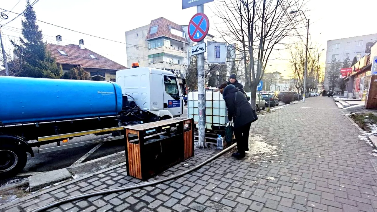 Situație dramatică în Bacău, în urma unei avarii la o conductă de apă. Mii de oameni izolați la domiciliu din cauza infecției cu COVID nu au nicio sursă de alimentare cu apă