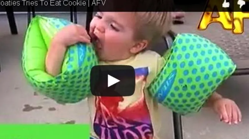 Ce pățește un băiețel care încearcă să mânânce o prăjitură la piscină