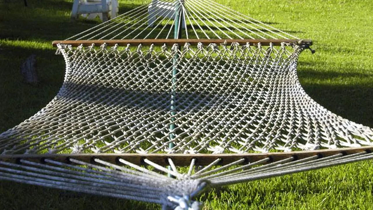 O clujeancă vrea să oblige vecinii să-și ZIDEASCĂ ușa, să nu mai iasă în curte: „Nu mai pot de stres”