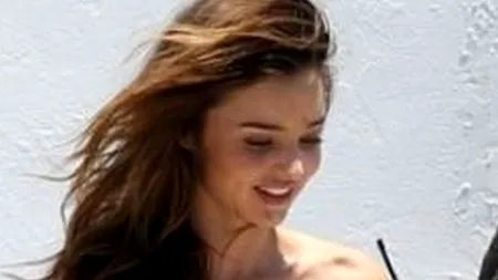 FOTO: Miranda Kerr a arătat mai mult decât a vrut în timpul unei ședințe foto