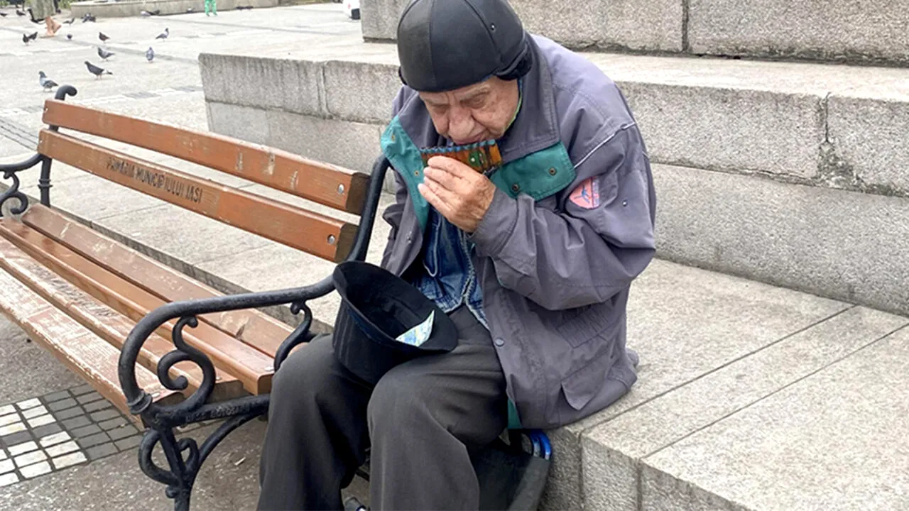 Cine e, de fapt, cerșetorul din imagine. A fost un artist român îndrăgit, dar acum a ajuns de nerecunoscut