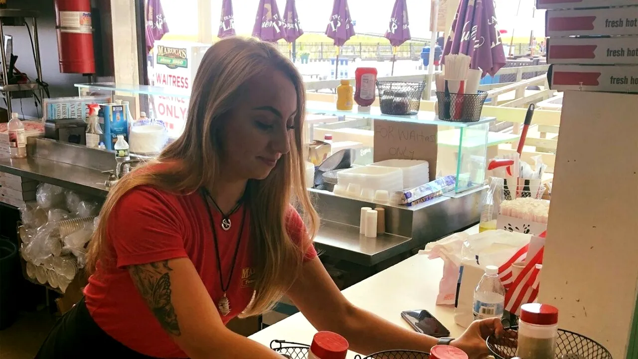 Ce salariu lunar primește o chelneriță în acest sezon estival, în Costinești, Mamaia sau Vama Veche