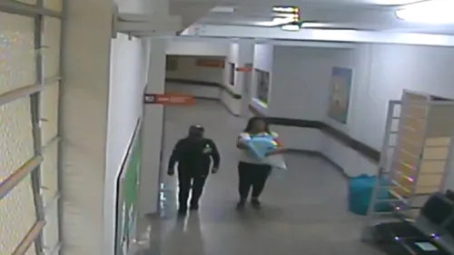 O femeie a încercat să fugă din maternitate cu bebelușul unei mame. Tânăra s-a deghizat în asistentă medicală