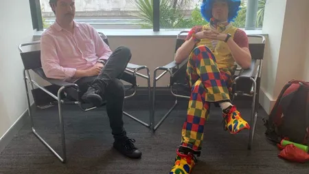 Incident bizar. Un bărbat anunțat că va fi disponibilizat a adus un clovn care să îl susțină emoțional