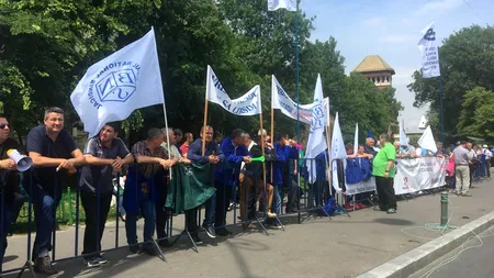 Angajații din industria Apărării, protest în fața Guvernului. „Nu am luat salariile de cinci luni. Poate cineva să trăiască fără bani?