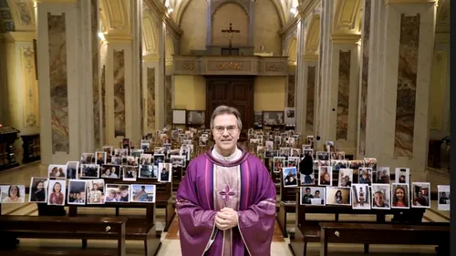 UN PREOT din regiunea Lombardia va organiza slujba de Paște cu pozele credincioșilor pentru a-i uni