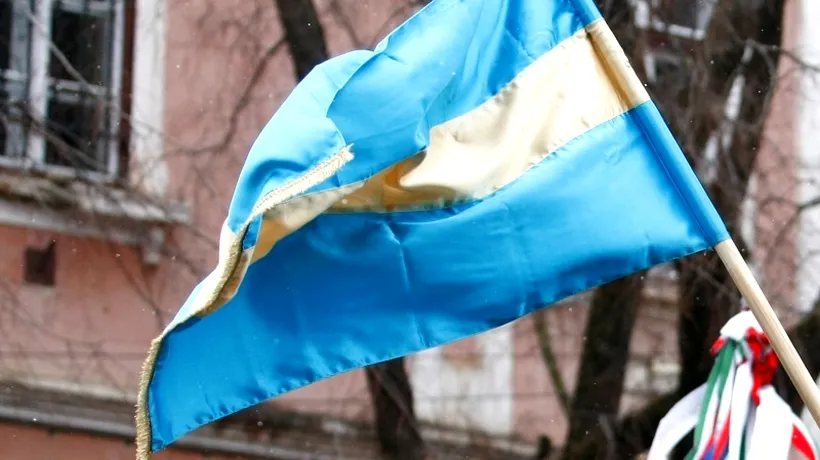 Steagul secuiesc amplasat în parcul central din Sfântu Gheorghe, îndepărtat de reprezentanții PCM