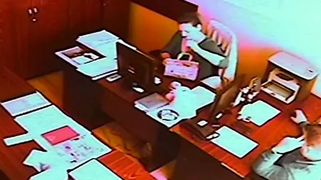 VIDEO. Gestul incontrolabil al unui șef din CJ Dolj față de una dintre angajatele sale, care mânca la birou