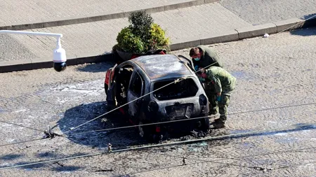 Amsterdam: O mașină a EXPLODAT și apoi a luat foc în Piața Dam din centrul istoric