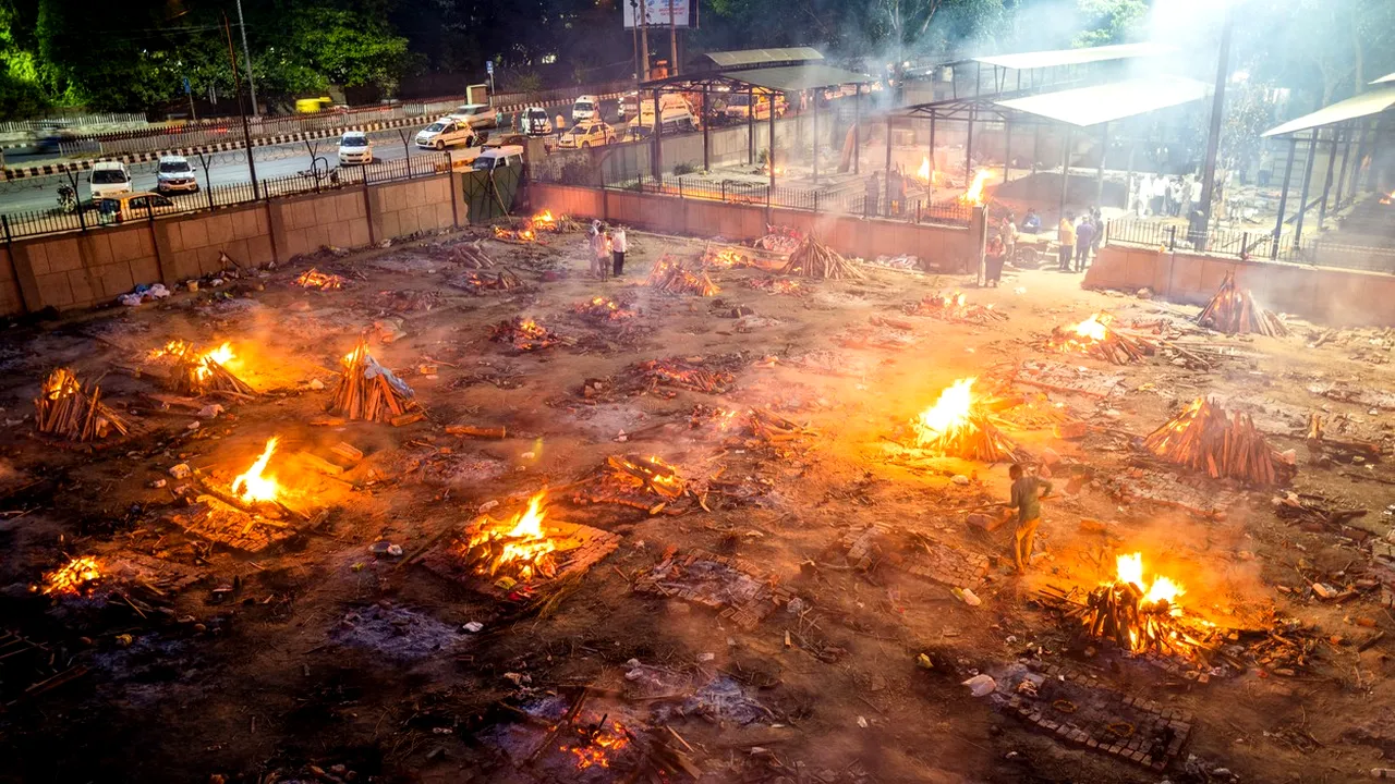 Situație tot mai gravă în India din cauza COVID. Cadavrele sunt acum incinerate în parcuri și pe străzi, din cauza lipsei de spațiu din crematorii | VIDEO, GALERIE FOTO