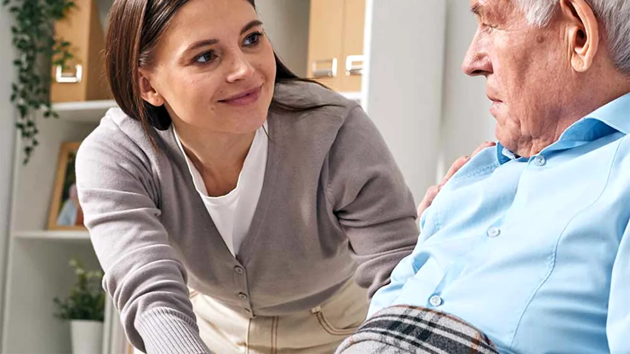 Ce i s-a întâmplat unui pensionar de 80 de ani, după ce a angajat o badantă tinerică. O vecină și-a dat seama de tot!