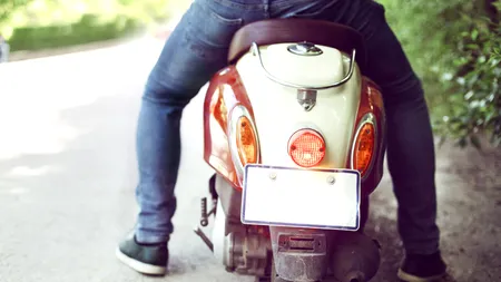 Ce a pățit un șofer român care aducea 25 de scutere din Olanda, pe o singură platformă