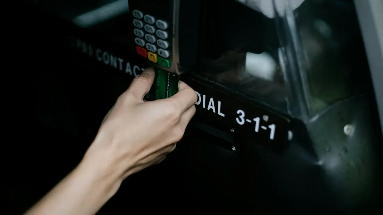 Pagubă de sute de mii de euro după ce o angajată a unei bănci a golit conturile clienților