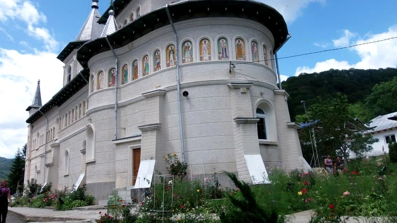 Un bărbat A MURIT lângă o mănăstire din Neamț, după ce a căzut într-o RÂPĂ de 10 metri. Fiul lui este GRAV RĂNIT