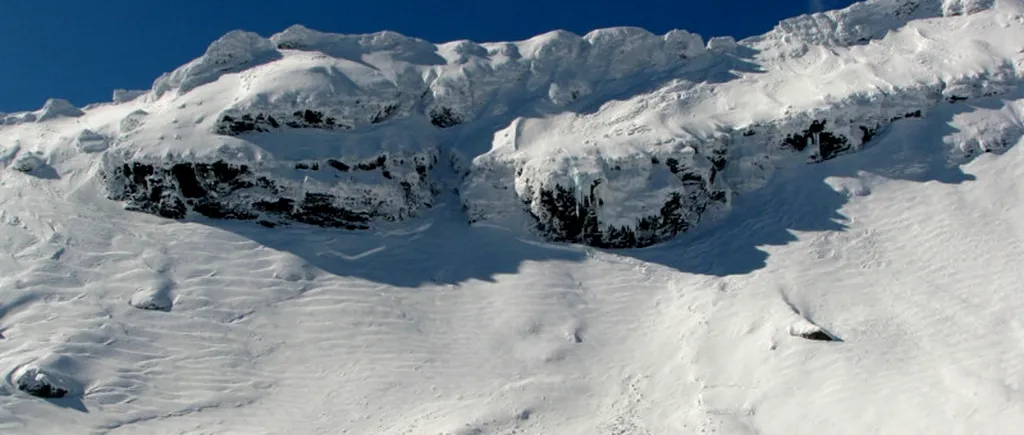 Traseele turistice din Munții Făgăraș, închise de Salvamont din cauza căderilor de zăpadă