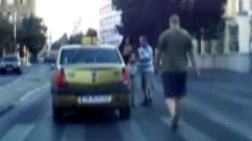 Un taximetrist din Timișoara, care a accidentat o tânără pe trecerea de pietoni, a fost BĂTUT de un alt șofer. VIDEO