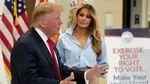 Alegeri în SUA. Trump, care odinioară numea votul anticipat „ridicol”, a votat la o secție din Palm Beach, Florida, alături de Prima Doamnă. Ce a transmis presei de la urne