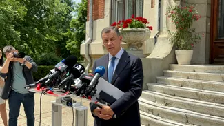 Tomac îl laudă pe Bolojan pentru “reformele importante” și se angajează să le continue. Atunci de ce a mai fost demis Bolojan?