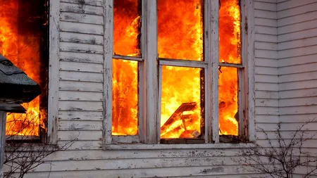 Un bărbat, TATĂ a doi copii a vrut să-și ucidă soția dintr-un motiv ireal. A turnat benzină pe fereastră și i-a dat foc