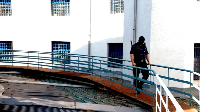 Deținutul de la Penitenciarul Craiova care s-a urcat pe clădirea închisorii a renunțat la protest
