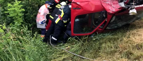 ACCIDENT GRAV. Primele imagini de la coliziunea din județul Vâlcea, soldată cu 11 victime. Un microbuz și o mașină s-au izbit frontal, după care s-au răsturnat - FOTO/VIDEO