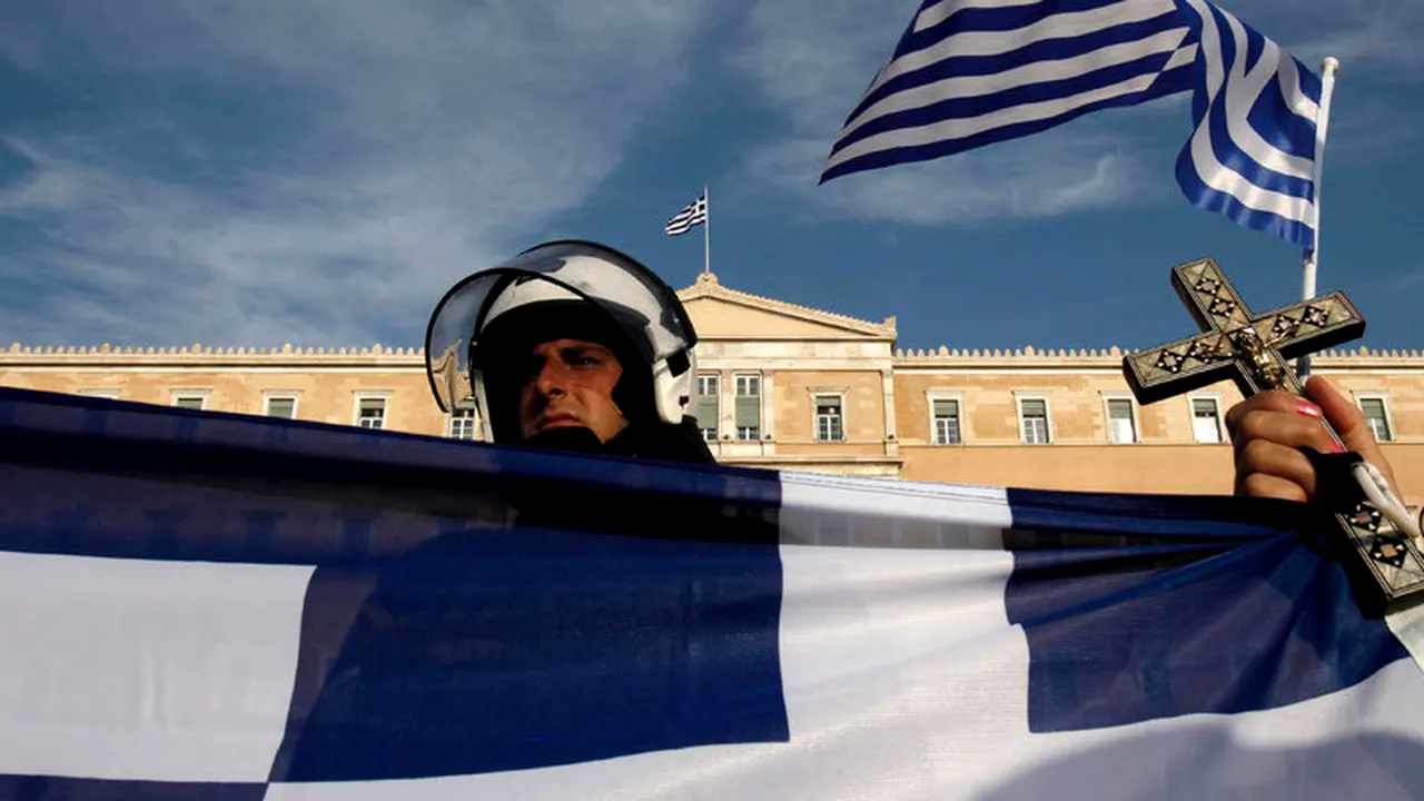 O grecoaică L-A UCIS pe presupusul asasin al fiului ei într-un tribunal la Atena