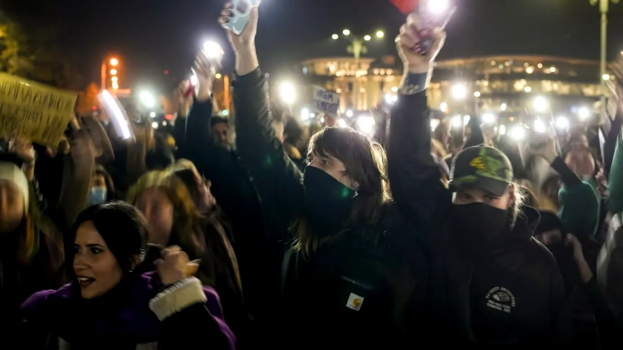 FT: A doua revoluție a României. Un ultranaționalist e pe punctul de a câștiga puterea