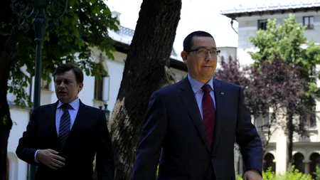 Antonescu și Ponta, întâmpinați la Târgoviște de simpatizanți PDL cu pancarte 