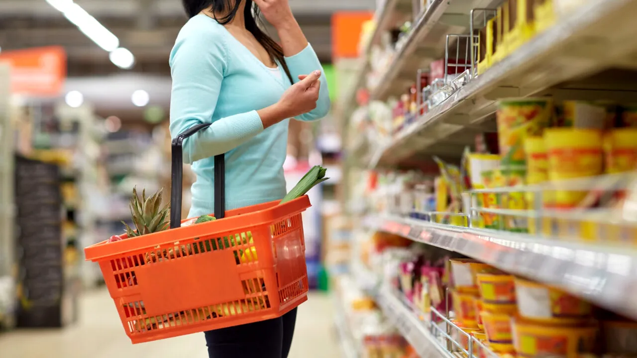 Românii nu își permit alimente de bună calitate. Țara noastră este în topul SĂRĂCIEI alimentare din Uniunea Europeană