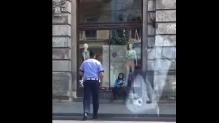 Un polițist a văzut o bătrână vânzând flori pe Magheru. Gestul pe care l-a făcut imediat l-a  transformat în vedetă pe Facebook. Un milion de oameni au văzut imaginile. VIDEO