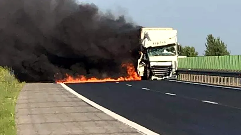 INCENDIU. Un TIR a fost cuprins de flăcări pe Autostrada Soarelui, după ce s-a ciocnit cu un alt camion. Traficul a fost restricționat