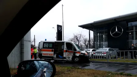 Accident în București, cu o ambulanță implicată! O asistentă medicală, rănită!