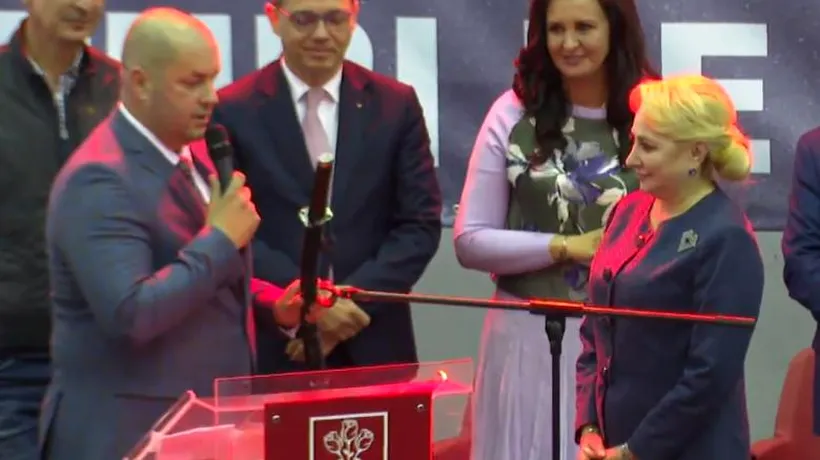 DECIZII. Deputatul care i-a făcut cadou Vioricăi Dăncilă o sabie de samurai a fost exclus din PSD