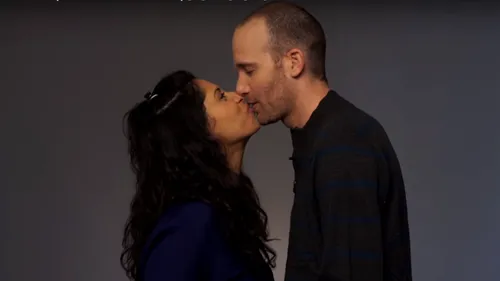 Un videoclip în care cupluri de evrei și arabi se sărută a fost șters de pe Facebook 