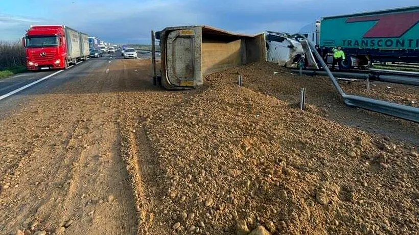 FOTO Un camion cu nisip s-a RĂSTURNAT pe A1. Toată încărcătura s-a împrăștiat și a blocat benzile de pe ambele sensuri