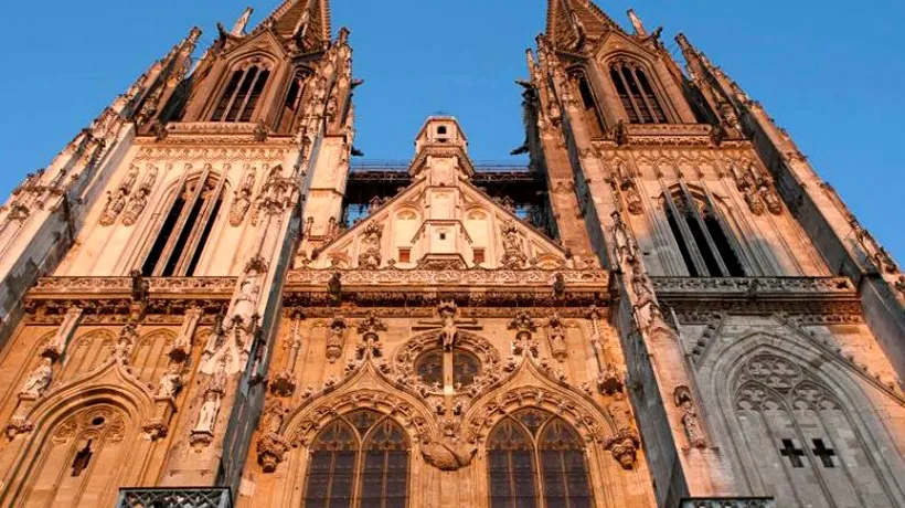 GERMANIA. Un tânăr a supraviețuit după ce a căzut de pe schelele unei catedrale, în timp ce își făcea selfie în stare de ebrietate și pe întuneric