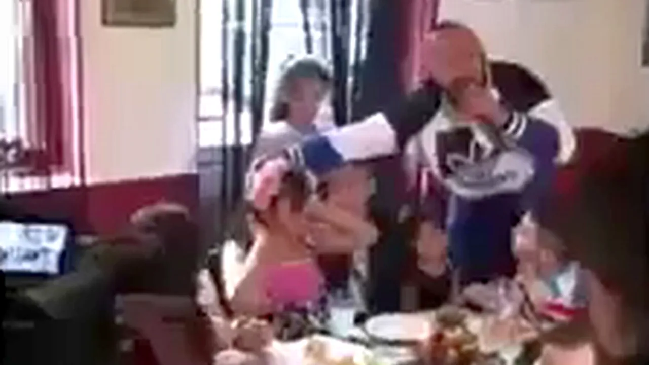 Caz revoltător în Prahova. Cinci copii beți au ajuns direct la spital după ce au fost luați cu Salvarea dintr-un restaurant