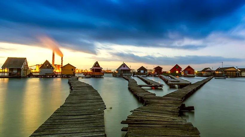 Uitați de Maldive: acesta este uimitorul sat plutitor aflat la doi pași de România. GALERIE FOTO